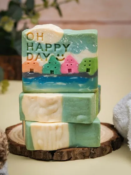 My handmade soaps are designed to bring a little happiness to your daily routine. This "Oh Happy Day" cold-pressed soap, with its cheerful design and natural ingredients, is a perfect example of how I combine artistry with gentle skincare.