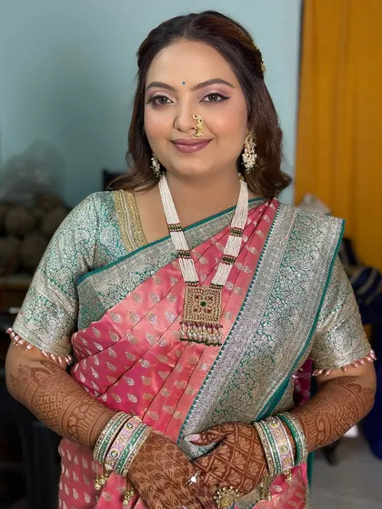Another angle of this soft and elegant look, highlighting the beautiful texture of the Paithani saree.