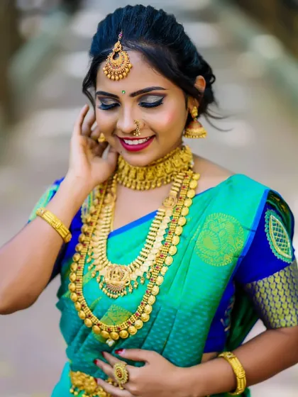 This is another example of a complete bridal look I helped create. The client rented this antique-finish gold temple jewellery set to perfectly complement her green and blue silk saree. I can help you select the right jewellery that matches your outfit and your budget.
