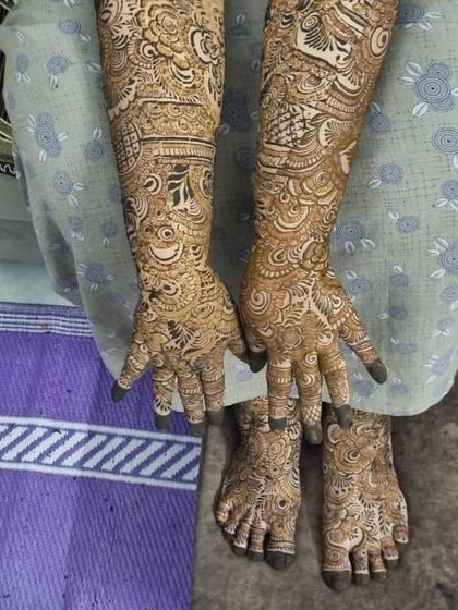 A complete bridal look with matching hands and feet. The patterns on the feet echo the designs on the hands, creating a harmonious and stunning effect.