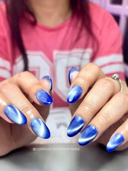 The cat-eye trend hits different when it's this vibrant. I created this mesmerizing blue cat-eye effect on a sharp almond shape, showing how a single technique can create incredible depth and glow.