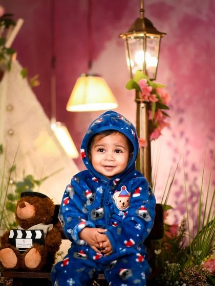 This gallery displays the versatility of our garden and teepee sets. From lush green turf and floral backgrounds to cozy lace teepees and wicker chairs, you can create the perfect indoor "outdoor" shoot.