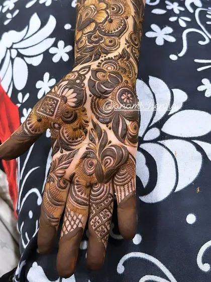 A close-up of a bridal palm design. The combination of geometric patterns and floral motifs creates a beautiful and balanced composition.