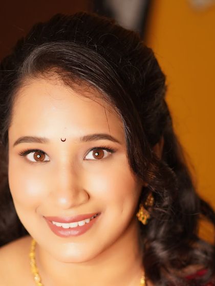 It was such a pleasure getting Soumya, a talented wedding planner, ready for her own baby shower. We chose a soft, glowing makeup look to pair with her elegant traditional attire for this special milestone.