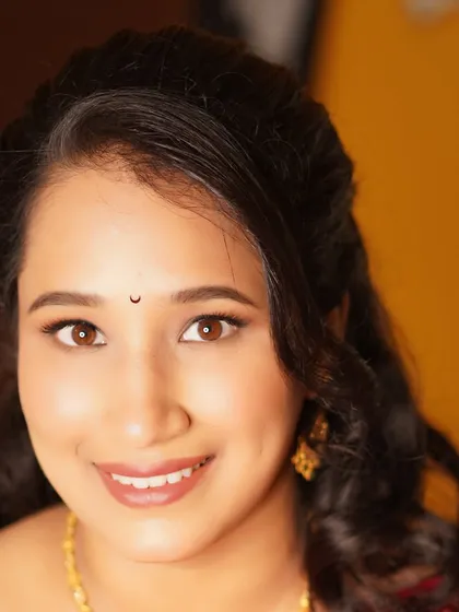 It was such a pleasure getting Soumya, a talented wedding planner, ready for her own baby shower. We chose a soft, glowing makeup look to pair with her elegant traditional attire for this special milestone.