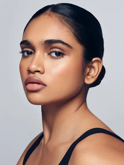 This is my signature 'snatural' look. It’s all about creating flawless, radiant skin that looks like skin, paired with a sleek bun for a polished and effortlessly chic style.