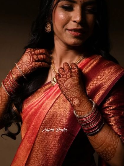 The deep color of the mehendi stain looks incredible against this bride's beautiful silk saree.