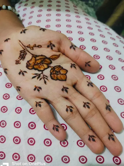 Another look at the minimalist floral design for Eid, showing its simple elegance.