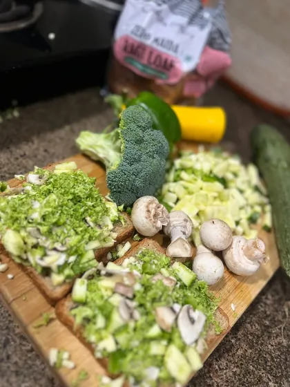 A healthy and tasty crispy toast made with a ragi loaf. I top it with grated broccoli, chopped zucchini, capsicum, boiled mushrooms, and low-fat cheese for a nutrient-dense and satisfying meal.