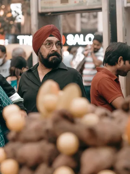 Capturing candid moments in a busy Delhi market. In my street photography sessions, I teach you how to use a shallow depth of field to isolate your subject from a chaotic background, creating a powerful and focused street portrait.