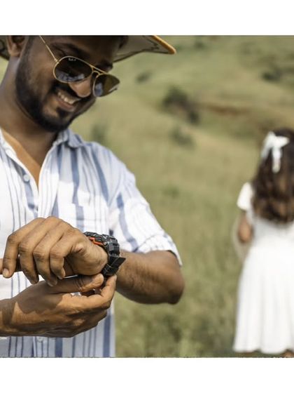 A creative "waiting for you" shot during a pre-wedding session, telling a small story within a single frame.