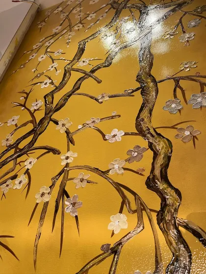 The details of the textured branches and 3D flowers are stunning under the light.