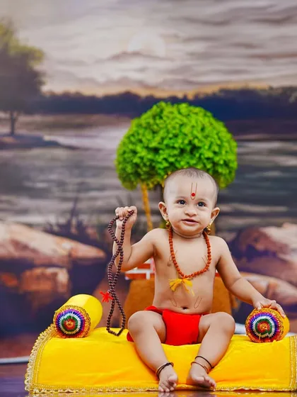 Jay Jay Swami Samarth. A baby sits peacefully in our serene Swami Samarth themed setup, complete with a backdrop of Akkalkot.