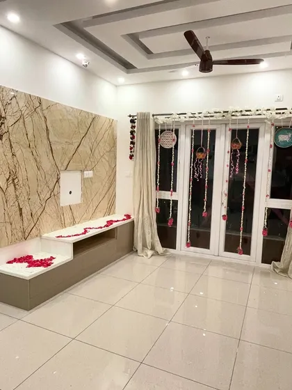 An identical shot of the living room decorated for a housewarming.