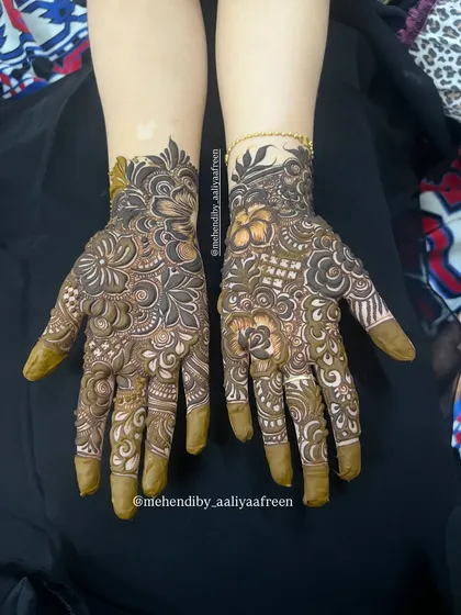 I love this pattern so much! A full, heavy design with a mix of floral and geometric elements.