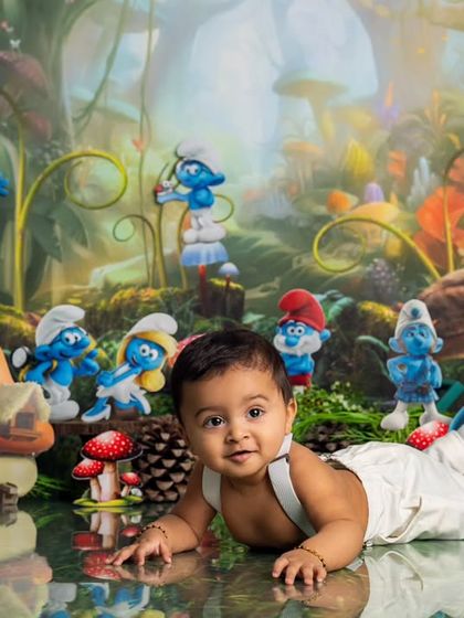 Crawling through the enchanted forest, this baby is on a Smurf-tastic adventure. The reflective floor creates a magical, watery effect.