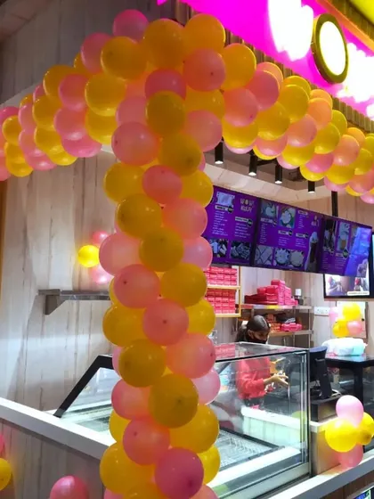 A close-up of the balloon pillar and arch at the WOW! Momo kiosk, demonstrating how we can build structures to enhance existing architecture.