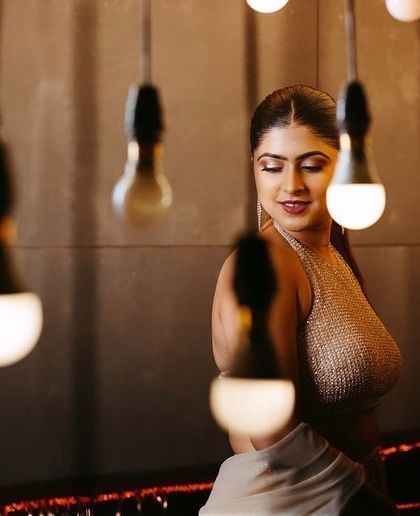 A beautiful shot of a guest ready for her sister's cocktail party. The makeup is all about that evening glow, with highlighted skin, a soft smokey eye, and a nude lip that works perfectly with her shimmering outfit.