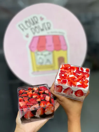 My cake tubs are perfect for a treat on the go. Here are two of my strawberry season specials: Chocolate Strawberry and Strawberry Mascarpone Cream.