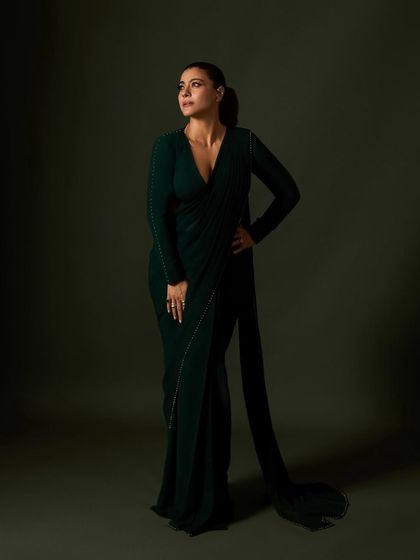 The full silhouette of the dark green saree, a perfect example of modern red carpet elegance.