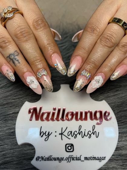 A gorgeous set perfect for a bride or bridesmaid. Almond-shaped nails with a soft glitter base, accented with 3D flowers and sparkling bow charms made of rhinestones.