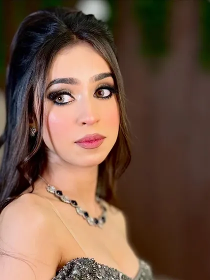 A close-up of the "nasheeli aankhein." The dramatic eye makeup is balanced with a soft nude lip.