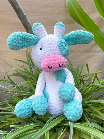 This adorable cow plushie is made with extra soft and fluffy yarn, making it perfect for cuddles. I loved testing this pattern and seeing how squishy and cute it turned out.