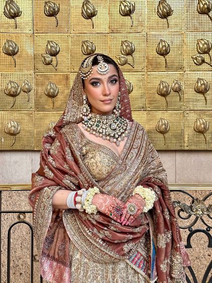 Embracing tradition with grace and subtle elegance. This bride's look is a beautiful example of classic Indian beauty, with soft makeup that lets her natural radiance shine through.