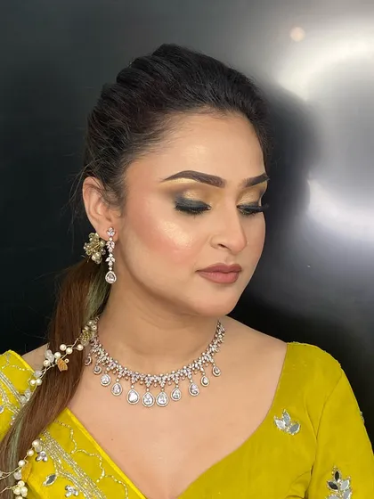 A different profile of the elegant engagement look, highlighting the contour and highlight. You will learn to sculpt and define features for a three-dimensional effect.
