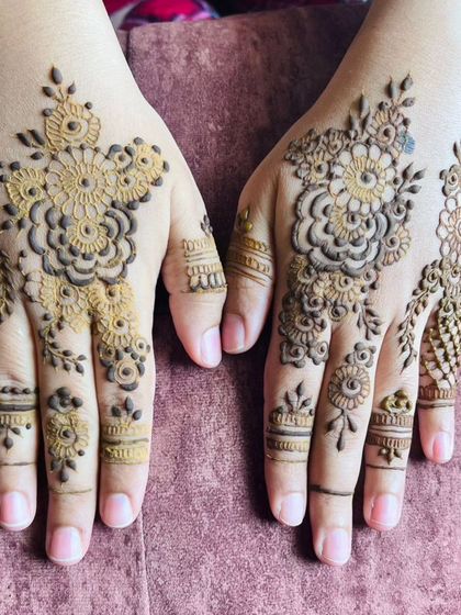 A simple and sweet floral design on the back of the hands. This is a great option for guests at a wedding or for young girls who want a pretty, uncomplicated mehendi.
