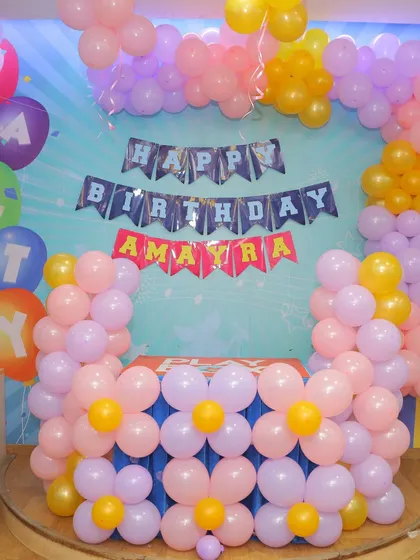 A beautiful balloon arrangement for a birthday celebration. We use creative designs like these balloon flowers to make the party decor unique.