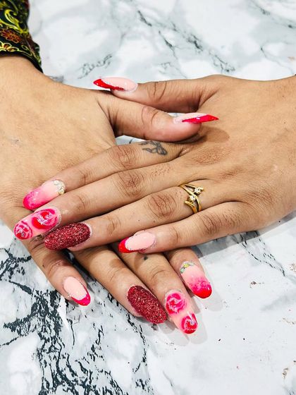 This set features a red and pink ombre, red glitter, and hand-painted roses for a romantic and artistic feel.