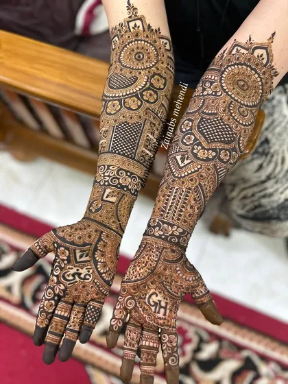 This Pakistani bridal design for Hibah includes the couple's initials 'G' and 'H' on the palms.