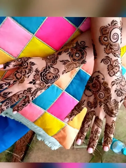For those who love a more modern and open design, I create beautiful Arabic-inspired henna. This style uses flowing vines and bold floral elements with negative space for a very elegant and contemporary feel.