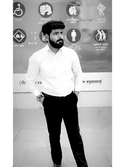 Ek vakeel ka formal look. Safed shirt aur kaali pant, nyay ke pratik.