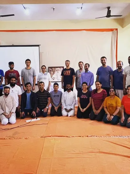 A moment of gratitude with a wonderful group after completing a Classical Hatha Yoga workshop. It is a blessing to be able to share these transformative tools offered by my Guru, Sadhguru.