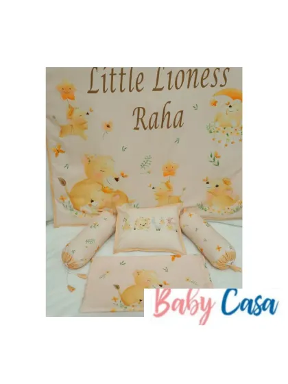 A gentle and sweet theme for "Little Lioness Raha". This bedding set uses a soft peach color and features adorable lioness cub illustrations on the personalized quilt and pillows.