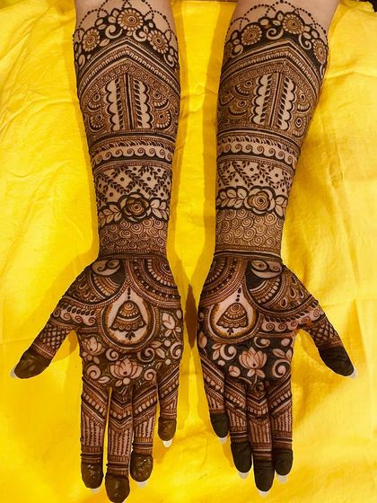 This design incorporates hanging temple bells (jhumkas) and lotus flowers, bringing together sacred and beautiful elements for a truly special bridal look.