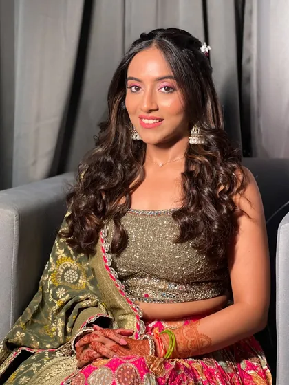 A beautiful Mehendi look for Apurva, with bold pink eyeshadow that makes a statement.