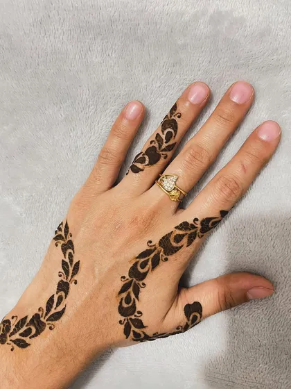 A duplicate image of the swirling vine pattern.