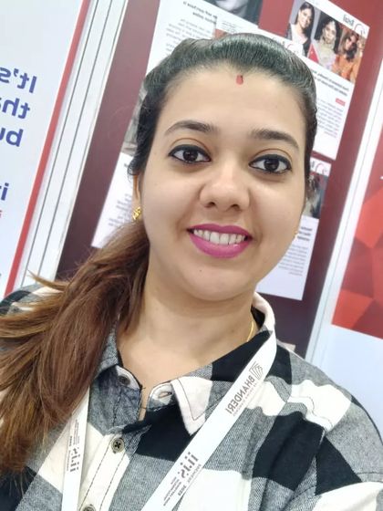 A quick selfie during the event. I genuinely enjoy the vibrant atmosphere of exhibitions and bring that positive energy to every interaction at the booth.