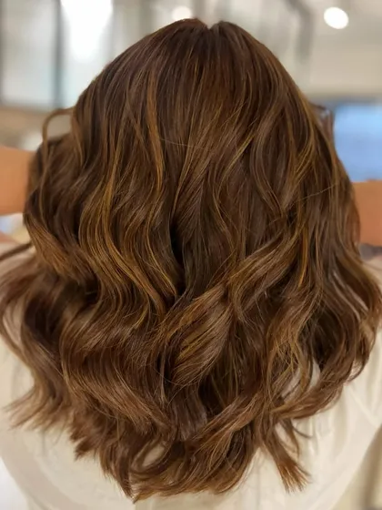 A warm and spicy copper caramel blend. These tones add incredible richness and warmth to the hair, perfect for a cozy and vibrant look.