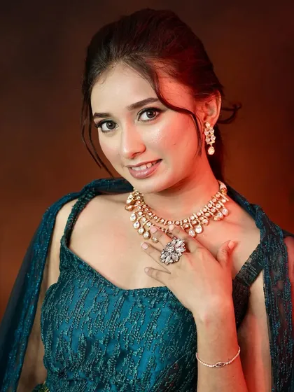 The model looks beautiful in this simple yet elegant Kundan set. It's a great rental choice for those who prefer minimalist jewellery.
