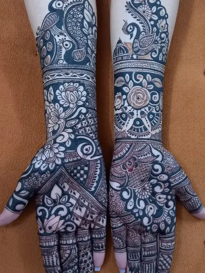 I enjoy creating bold, high-contrast designs like this one. The mix of dark-filled peacocks and delicate floral work makes the art stand out, perfect for someone who loves a dramatic and modern mehandi style.