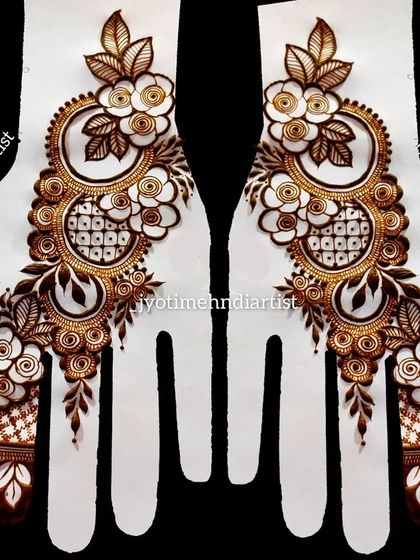 This symmetrical Indo-Arabic design is perfect for a party or engagement. It combines the boldness of Arabic style with the intricate fillers of Indian mehndi.