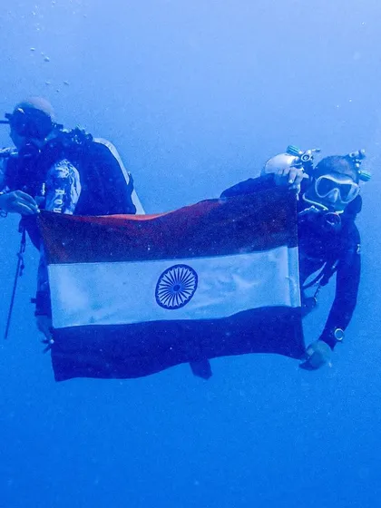 Our divers celebrating Independence Day beneath the waves. These moments bring our community closer together, sharing a unique patriotic experience.