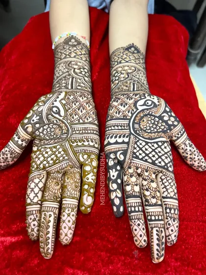 A beautiful peacock design for a family member, with intricate check patterns filling the palm.