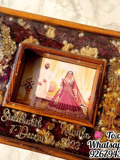 A different angle of the photo-changing frame, showing the depth and detail of the preserved kaleera and flowers. It’s a piece that looks stunning from every side.