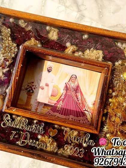 A different angle of the photo-changing frame, showing the depth and detail of the preserved kaleera and flowers. It’s a piece that looks stunning from every side.