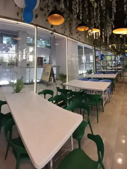 Another view of the flexible seating arrangements, which can be easily moved to accommodate parties of different sizes.